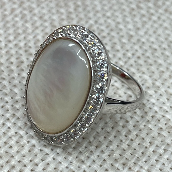 Vintage Mother-of-Pearl Oval Ring with Cubic Zirconia Halo – Size 7 - Picture 11 of 16